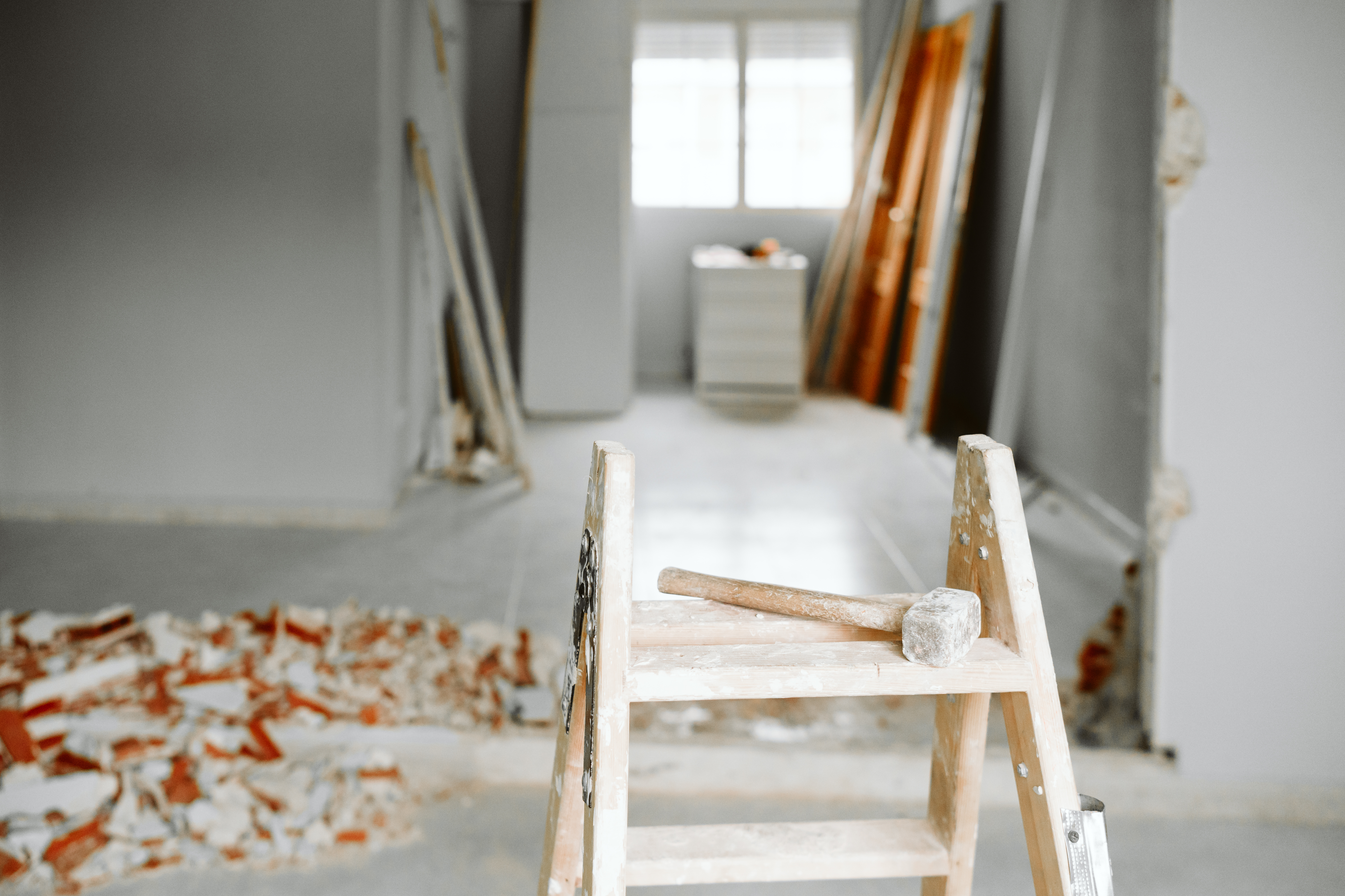 Renovierungsbaustelle mit Leiter und Werkzeug