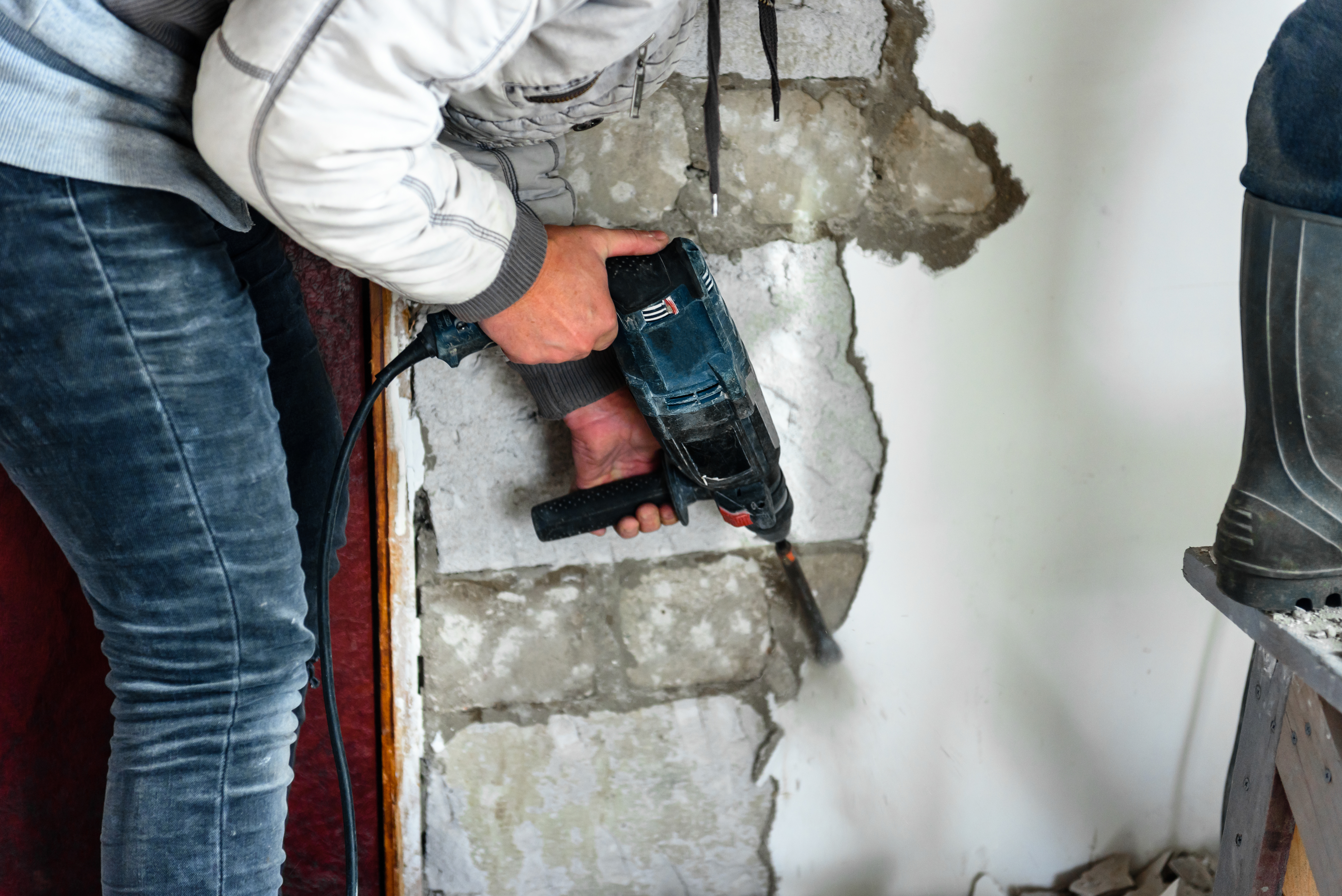 Putz wird von der Wand entfernt